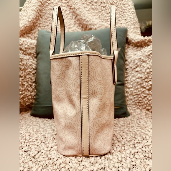 Michael Kors Baby Pink Handbag - Picture 2 of 14